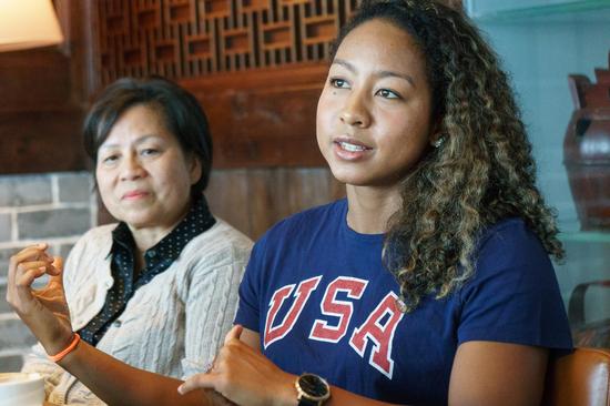 (右)美国自由泳运动员倪丽雅(Lia Neal)。2016年里约奥运会,倪丽雅获得女子4×100米自由泳的银牌。