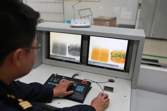 关员发现邮包过机图像异常 俞波摄