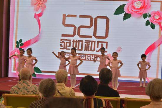 小朋友表演舞蹈助兴