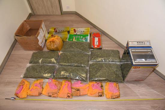 搜获的毒品“恰特草”及伪装工具 (澳门司法警察局提供)