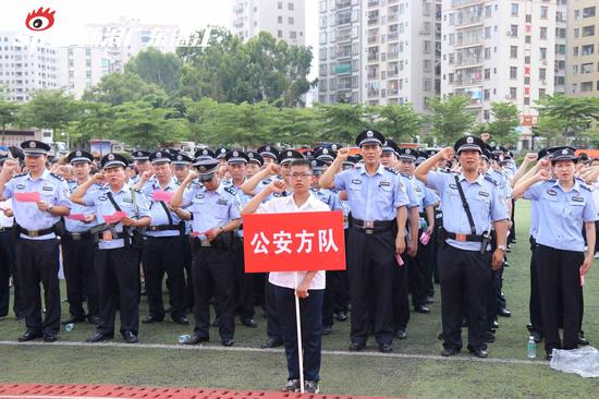 全体人员宣誓   陈婷摄