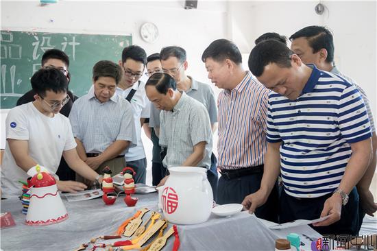 学院领导参观学生作品