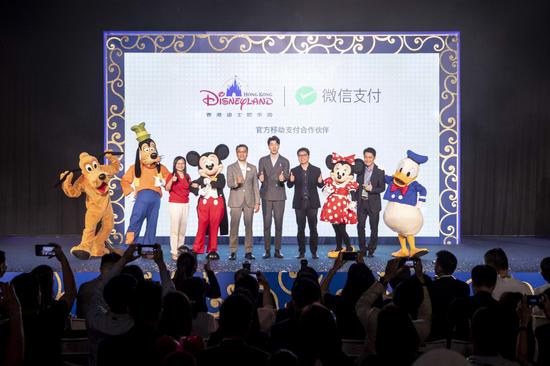 香港迪士尼乐园度假区行政总裁刘永基，腾讯公司副总裁张颖等嘉宾，与迪士尼巨星合照