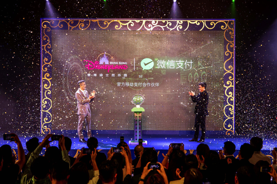 (香港迪士尼度假区行政总裁刘永基与腾讯公司副总裁张颖宣布正式达成企业联盟合作)