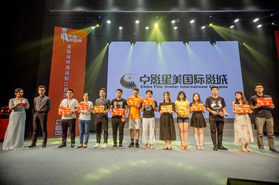 现场抽奖环节也给现场带来了互动气氛,幸运观众合影。