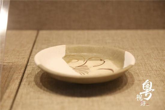 长沙窑褐彩兰草纹青瓷碟
