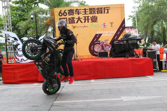 摩托车赛车手杂技表演 (1)