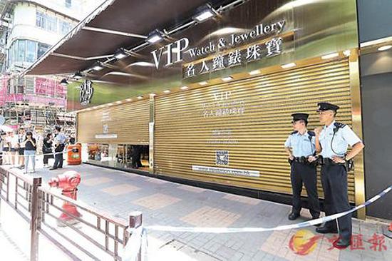 香港尖沙咀海防道一间珠宝店被4人抢劫。图片来源：香港《文汇报》记者刘友光 图