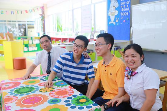 图片二:被清华大学录取的郭玉楷、吴楚华跟自己的小学老师在一起