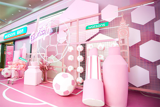 广州首家粉红色世界杯门店亮相 足球小哥贴心