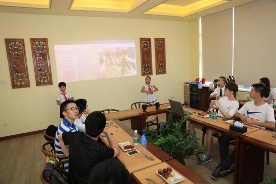 图片一:两位被清华大学录取的学霸感叹说,向小学生们学习, 才会保持危机感