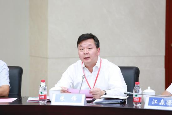 (图:佛山市市长朱伟在会上发言)