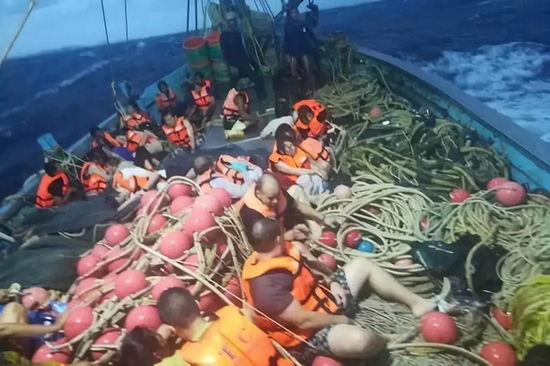 7月5日，在泰国普吉府普吉岛附近海域，翻船事故中游客被救起。新华社发