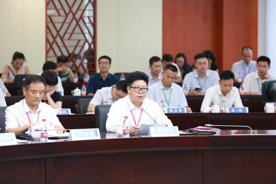 (图:贵州省黔南州州长吴胜华在会上发言)