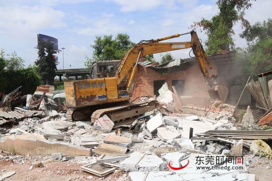 7月6日,我镇拆除塞古涌、孖斗涌河道管理范围内违章建(构)筑物 。莫艳芬 摄