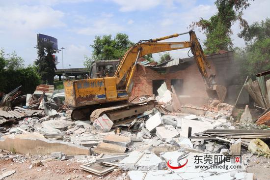 7月6日，我镇拆除塞古涌、孖斗涌河道管理范围内违章建（构）筑物 。莫艳芬 摄