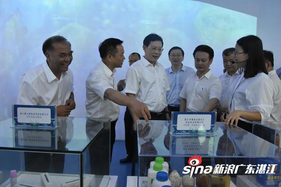 参观科技大楼现场