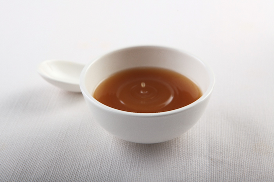 　　滴鸡精必须用高温隔水闷蒸长达6~15个小时炖滴，将放山鸡的精华一滴一滴萃取出，口感清香微咸，滑而不腻。