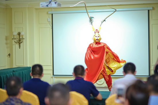 讲座期间，主办方特地邀请了孙悟空的模仿秀演员为大家带来精彩表演。