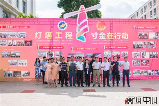我院领导师生与武一婷副书记一行合影 薛启贤摄