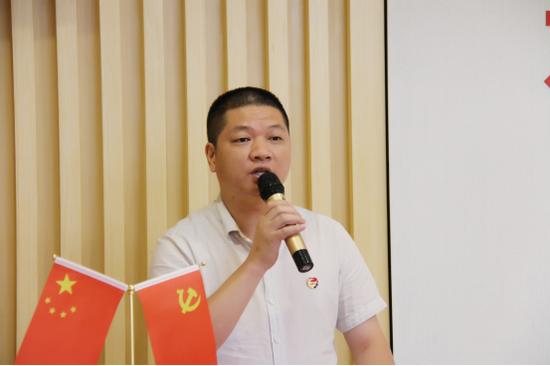 (企业经理人协会党支部书记罗龙发表讲话)