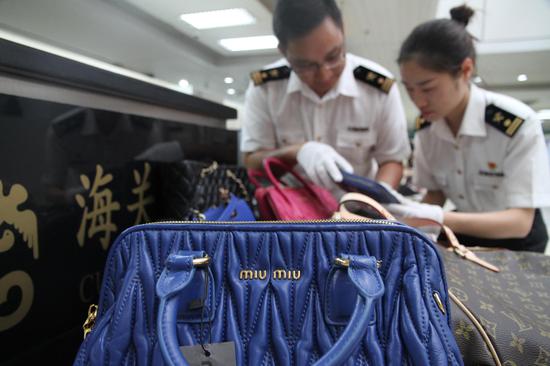 闸口海关查获女子携20件侵权物品出境 万学玲摄