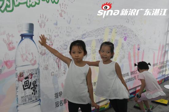参赛小选手留下专属手印