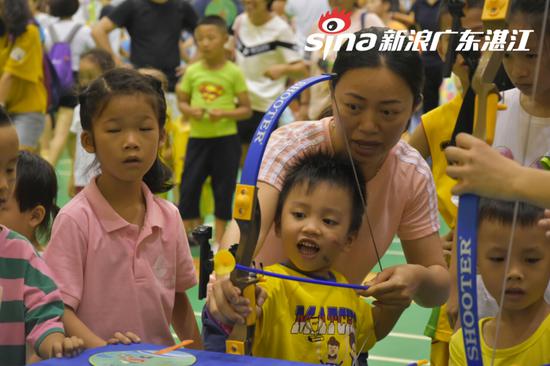 家长和孩子一起参加挑战