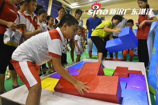 家长和孩子一起参加挑战