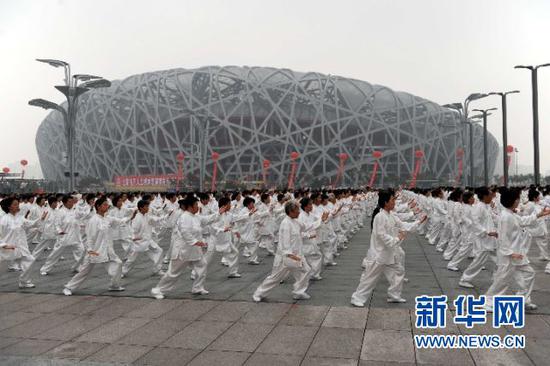 2009年8月8日,34000人在“鸟巢”前进行太极拳表演,庆祝全国首个“全民健身日”