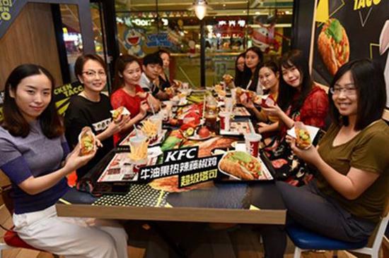 (活泼、时尚顾客用餐)