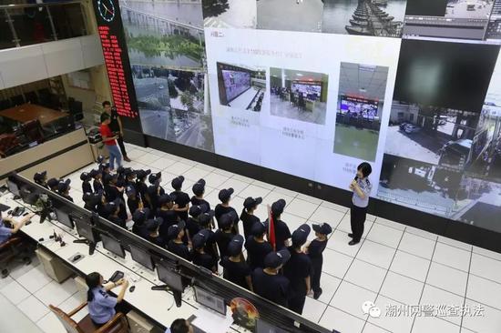 孩子们走进110指挥中心,了解报警台的运作程序以及如何正确报警。