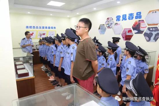孩子们走进戒毒所,认识毒品危害。