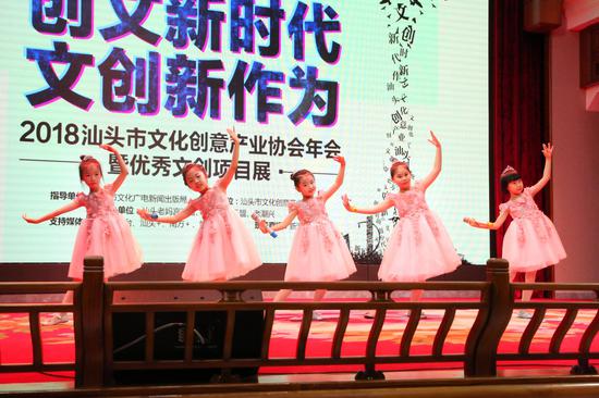 尚德尚音乐盟的优秀学员奉献精彩演唱。