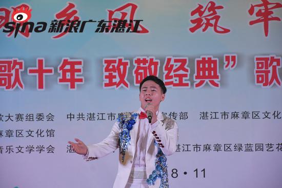 歌手演唱 苏灵淼摄