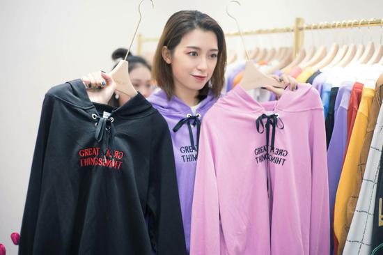 美女主播直播展示秋冬新品