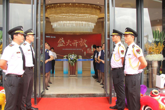 阳光城全体成员精神抖擞,队伍整齐划一,笑容亲切,让宾客如沐春光。