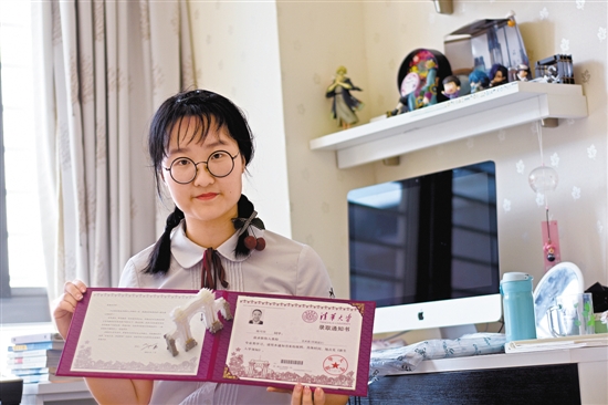 陈可欣向记者展示她的录取通知书