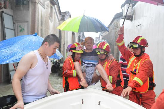 汕头市公安消防支队潮南区大队官兵救出一名被困老人