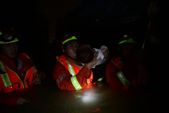 汕头市公安消防支队官兵成功救出一名3个月大婴儿