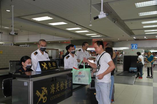 “山竹”过后，拱北口岸17日8点恢复通关监管服务（闸口海关 蔡蒙蒙摄）