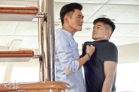 两大影帝周润发(左)与郭富城(右)在电影《无双》中斗演技,戏迷有眼福。
