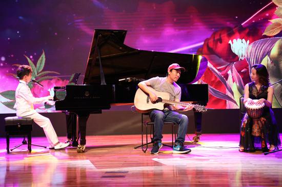和音乐人王厚明、孙薇老师一起表演《刚好遇见你》