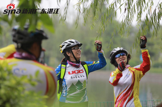 游人观赏麻章景区风光