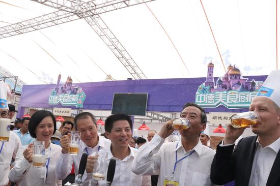 在中德厨房一起品尝德国啤酒