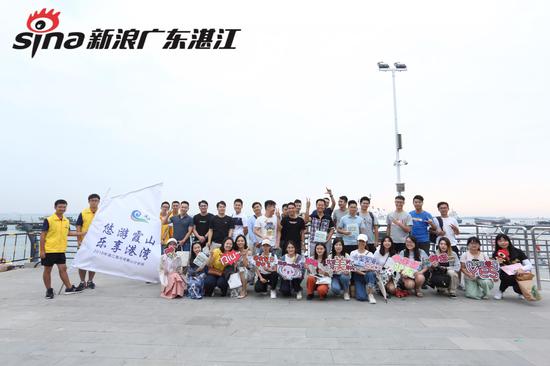 旅游爱好者们合影留念