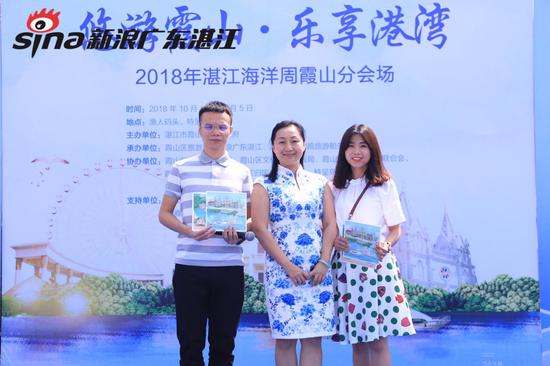 霞山区旅游局局长李巨波上台为两位达人赠送霞山旅游和特呈岛特色手绘地图