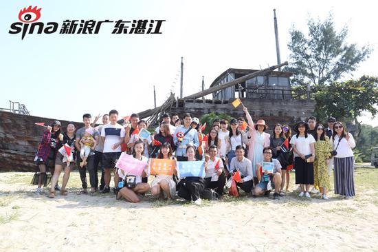 16对新人乘坐特呈岛花车环岛旅游