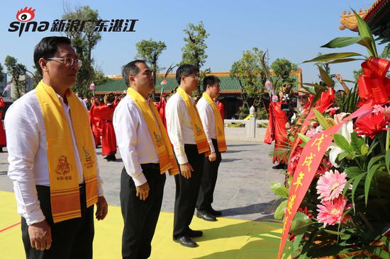 遂溪县委书记余庆创、县长陈政、县人大主任苏琛、县政协副主席马成志敬献花篮 陈婷 摄