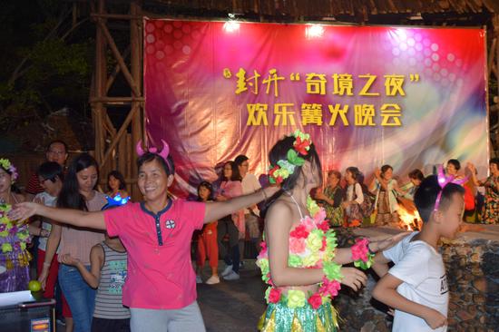 封开龙山溶洞游人如织,合家出游的画面随处可见